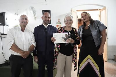 Baradero: Entregan tablets a jubilados para garantizar el acceso a la conectividad