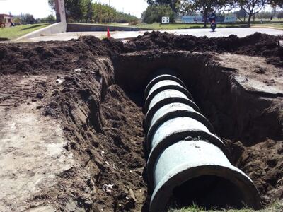 Trenque Lauquen: Colocan nueva cañería pluvial en el acceso Perón y se rehabilitó el tránsito