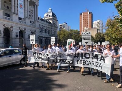 La Plata: Médicos platenses marcharon a IOMA en reclamo de la recomposición de honorarios