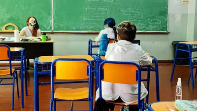 Los colegios primarios podrían sumar una hora más de clases por día