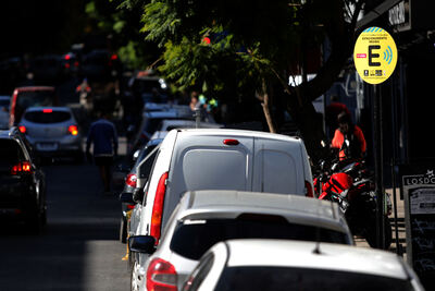 UNLP: Desarrollan un sistema de estacionamiento que permite detectar los espacios libres