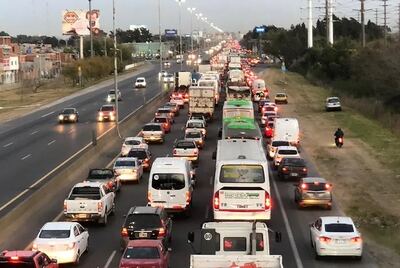 Continúan las demoras en la Autopista Bs As - La Plata por una protesta de camioneros