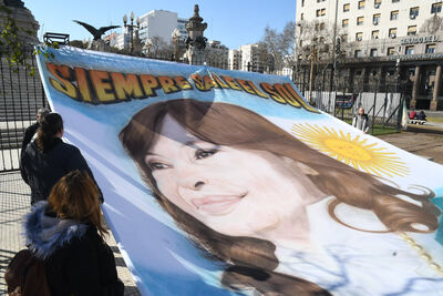 Cristina Kirchner llegó al Congreso desde donde hará su "derecho de defensa"
