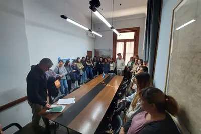 Navarro: La Municipalidad entregó becas a los alumnos, alumnas y docentes.