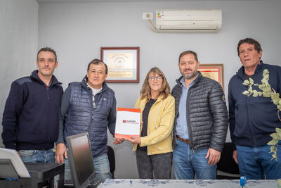 Pasteur: El municipio formalizó la donación de un terrero a los Bomberos Voluntarios