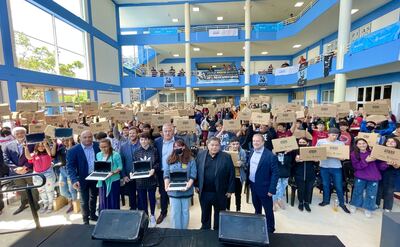 José C Paz: Ishii y Perczyk entregaron netbooks a 1.500 alumnos
