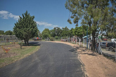 Escobar: Renuevan la pista de patinaje del polideportivo de Garín