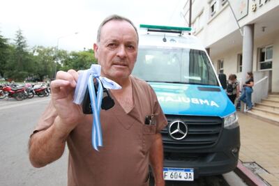 La Provincia entregó ambulancias en Mercedes y Las Flores