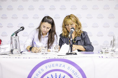 La ministra de Mujeres firmó un acuerdo para favorecer la "igualdad real" en el ámbito sindical