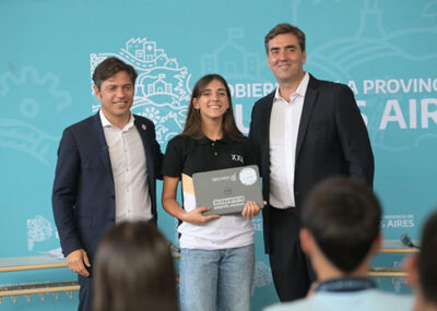 Luján: Kicillof encabezó la entrega de 251 netbooks a estudiantes del distrito