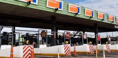 Trabajadores del peaje levantan las barreras y se puede pasar gratis