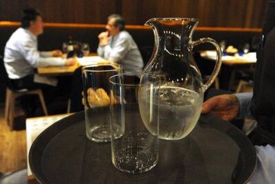 Bares, boliches y restaurantes deberán proveer agua potable de manera libre y gratuita
