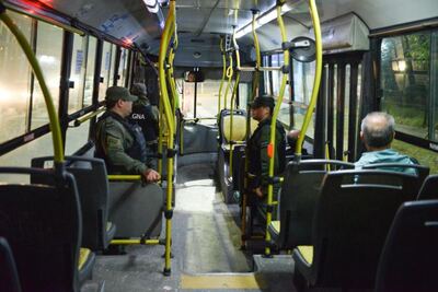 Envían efectivos de Gendarmería a custodiar línes de colectivos del conurbano