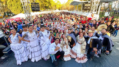 La Plata: La colectividad paraguaya llenó de arte y gastronomía la plaza Islas Malvinas