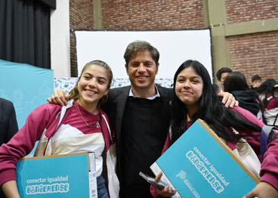 General Villegas: La Provincia entregó 327 computadoras a estudiantes de la ciudad