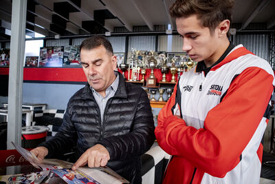 Azul: El Intendente recorrió el taller de los Volpi, quienes se preparan para su próxima carrera
