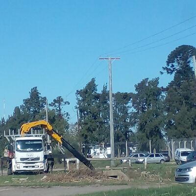 Edelap colocó nuevas columnas de hormigón en los tendidos troncales de San Carlos y Olmos