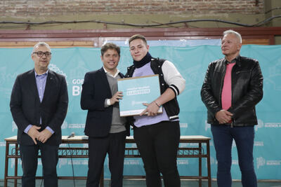San Isidro: Kicillof entregó computadoras a alumnos y alumnas de secundaria