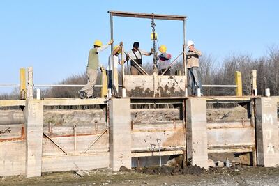 Lobos: Comenzaron los trabajos en la compuerta de la Laguna de Lobos