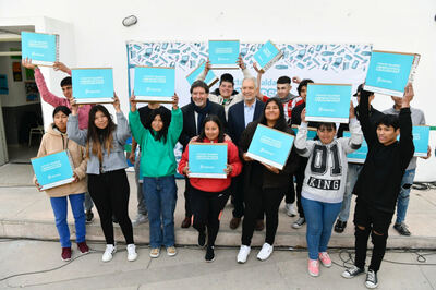 La Plata: Alak y Sileoni entregaron 42 netbooks a estudiantes secundarios