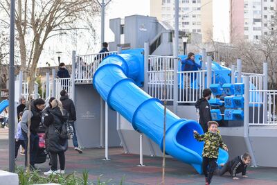 La Plata: Garro inauguró el patio de juegos de Plaza Malvinas con una réplica del emblemático ARA Belgrano