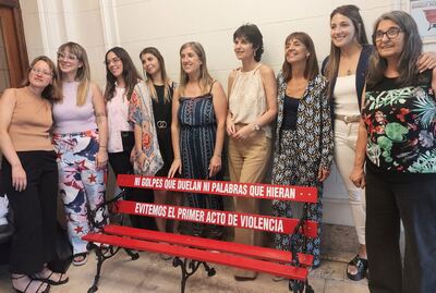 Escribanos inauguraron un «banco rojo» para simbolizar la lucha contra la violencia hacia las mujeres