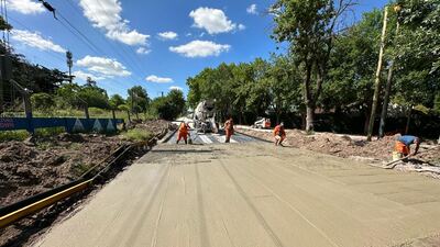 Almirante Brown: Entra en la etapa final la pavimentación de la calle que une Longchamps y la UNAB