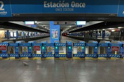 Rige el paro de trenes y hay largas filas en las paradas de colectivos