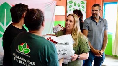 Esteban Echeverría: El municipio entregó indumentaria escolar a estudiantes