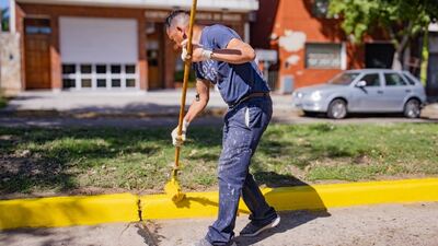 Campana: Realizan tareas de demarcación de cordones en el casco urbano