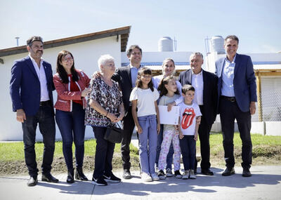 Las Flores: Kicillof entregó viviendas y recorrió obras de infraestructura urbana