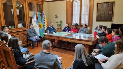 La Provincia entregó equipamiento y una ambulancia en Tigre y Florencio Varela