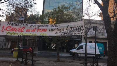 ¿Cuál es el plan? Padres y madres organizados colgaron pasacalles en Educación