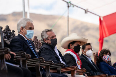 Fernández participó del acto de juramentación de su par de Perú, José Pedro Castillo
