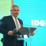 Alberto Fernández firmó el decreto para convertir los planes sociales en empleo genuino