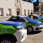 15 jóvenes dieron vuelta y destrozaron un auto estacionado