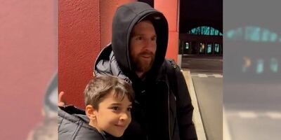 Messi intentó camuflarse en Disneyland París pero generó una revolución