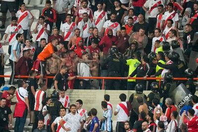 Graves incidentes entre la barra de River Plate y la Policía en Perú