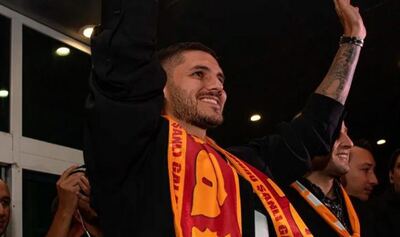 Mauro Icardi fue recibido por una multitud de hinchas del Galatasaray en su arribo a Estambul