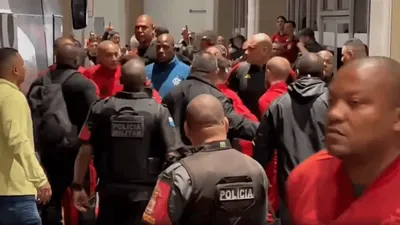 La barra brava de Flamengo fue a buscar a los jugadores al aeropuerto