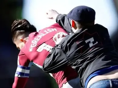 El hincha que golpeó a Jack Grealish y estuvo preso fue encontrado muerto en un sillón de su casa