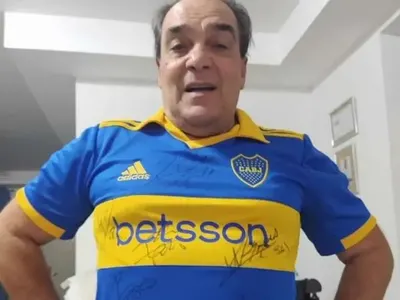 La barrabrava de Boca le regaló una camiseta firmada al autor del "robo del siglo" Mario Vitette Sellanes