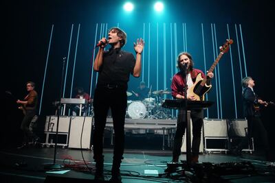 Phoenix lanzó una nueva versión de ‘Artefact’ junto a León Larregui