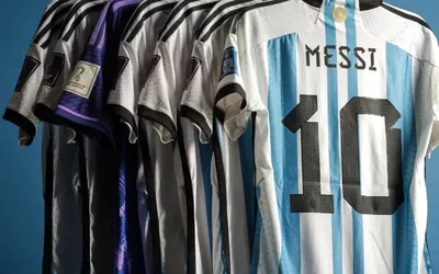 Subastaron seis camisetas que usó Messi en el Mundial Qatar 2022
