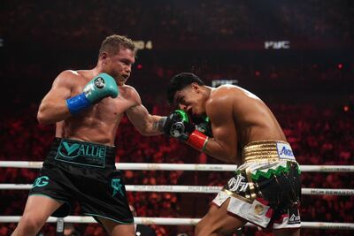 Canelo Álvarez venció por puntos a Jaime Munguía y retuvo sus títulos mundiales