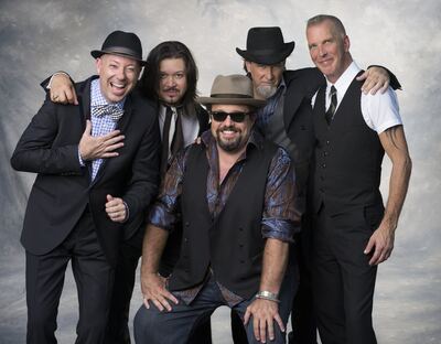 The Mavericks trabajan en el lanzamiento de su nuevo disco