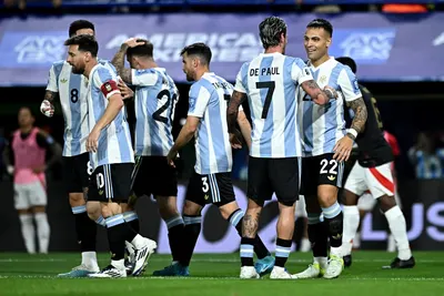 La Selección Argentina cerró el 2024 en lo más alto del ranking FIFA: así quedó el top