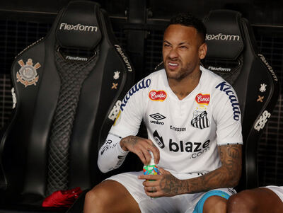 Neymar bailó lesionado en el vestuario y recibió una lluvia de críticas en las redes
