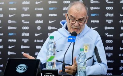 Escándalo en Uruguay: el hermano de un jugador acusó a Bielsa de provocar la lesión de un titular
