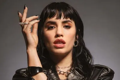 ¡Te traemos "2 son 3", lo nuevo de Lali!